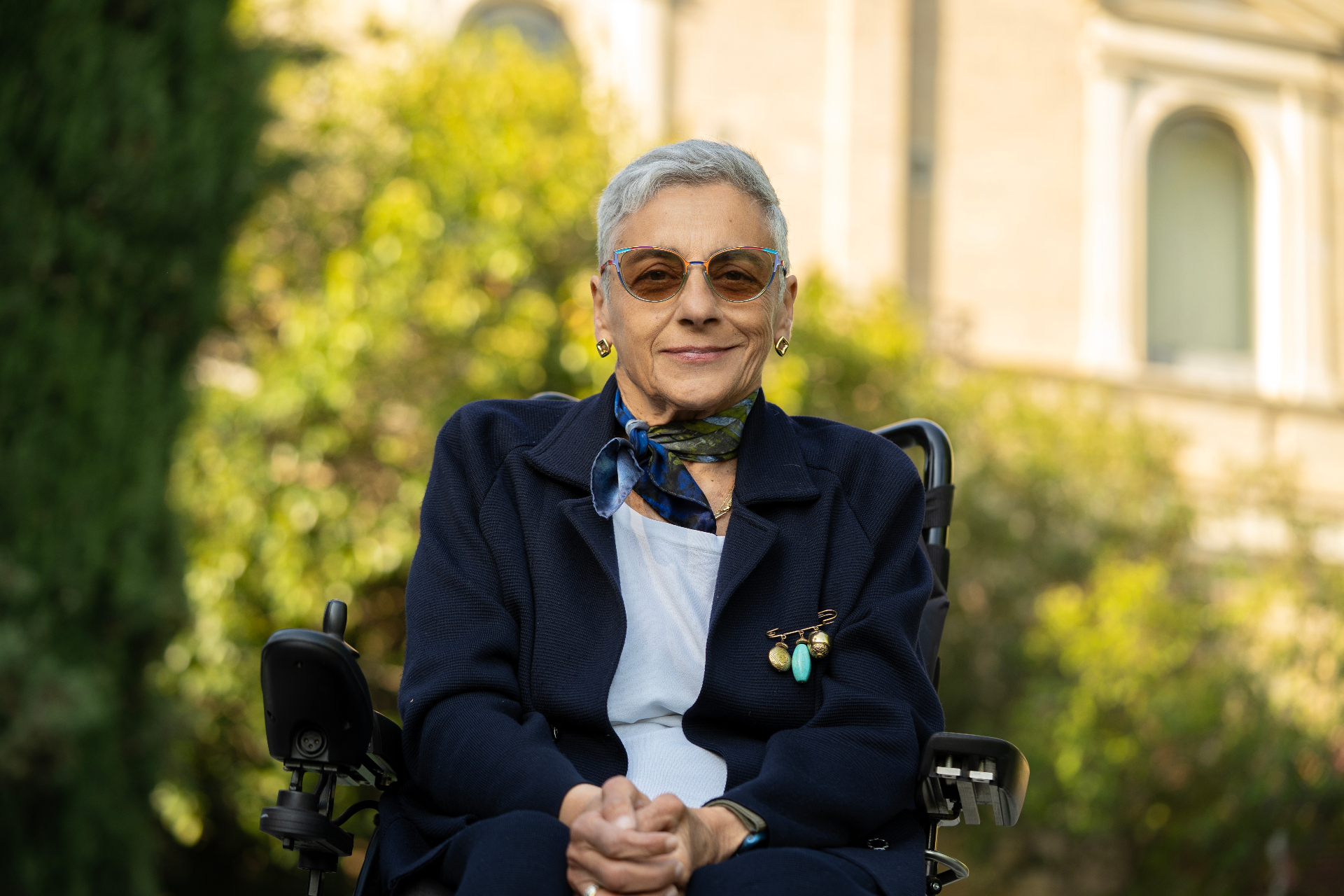 Paola Leccese ritratta in un giardino storico di Chieti.