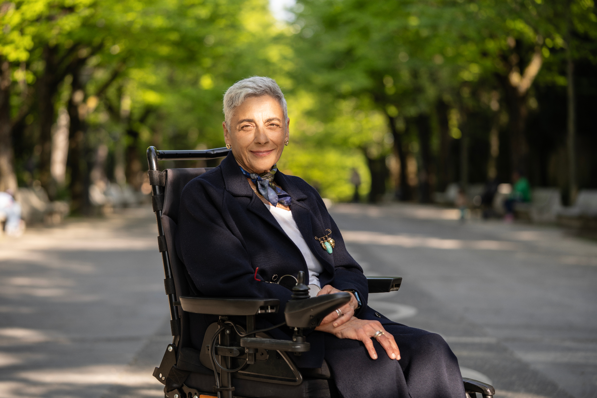 Paola Leccese sorridente in un viale alberato di Chieti.